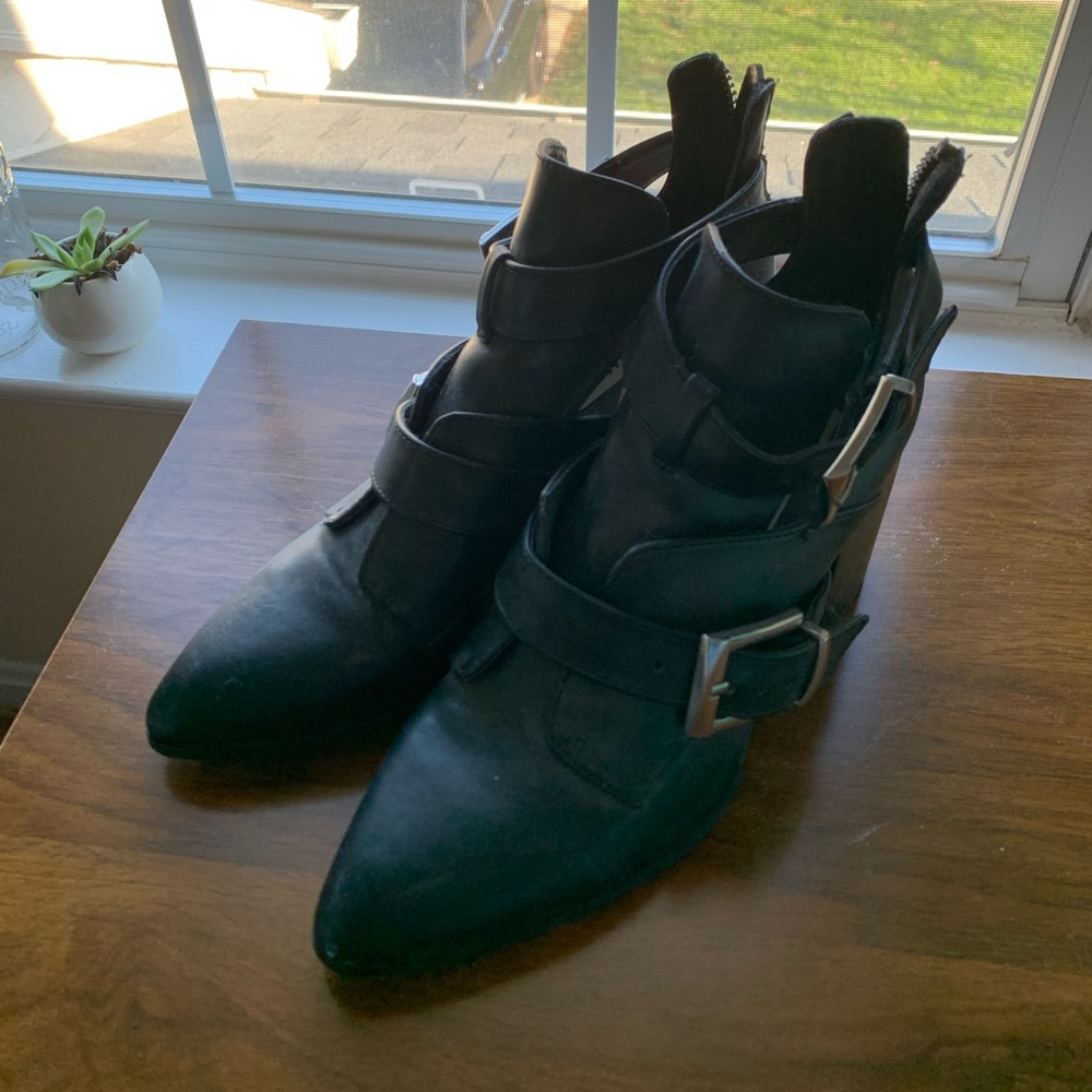 Steve madden heeled buckled boot size 7